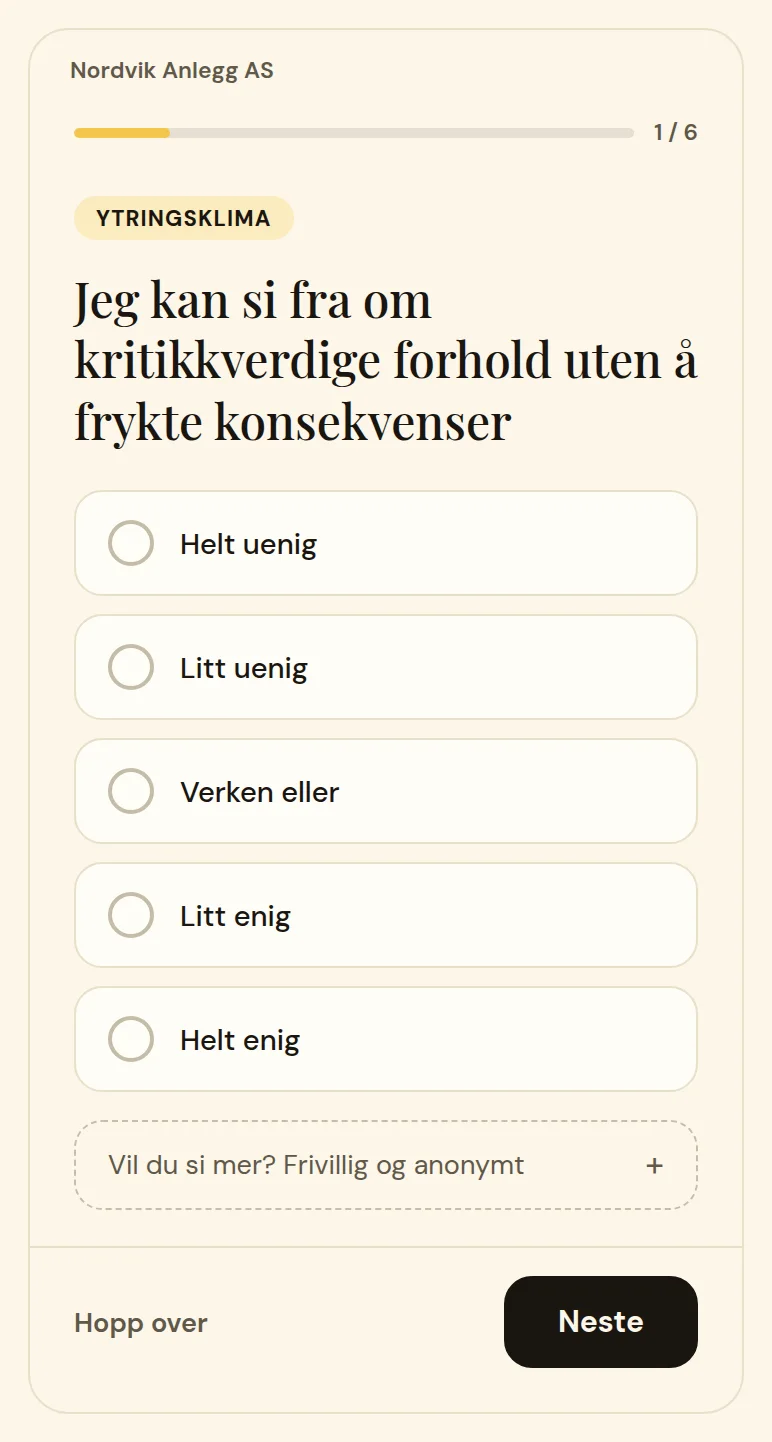 Skjermbilde av spørreskjemaet på en mobil: påstanden «Jeg kan si fra om kritikkverdige forhold uten å frykte konsekvenser» med fem svar fra Helt uenig til Helt enig.